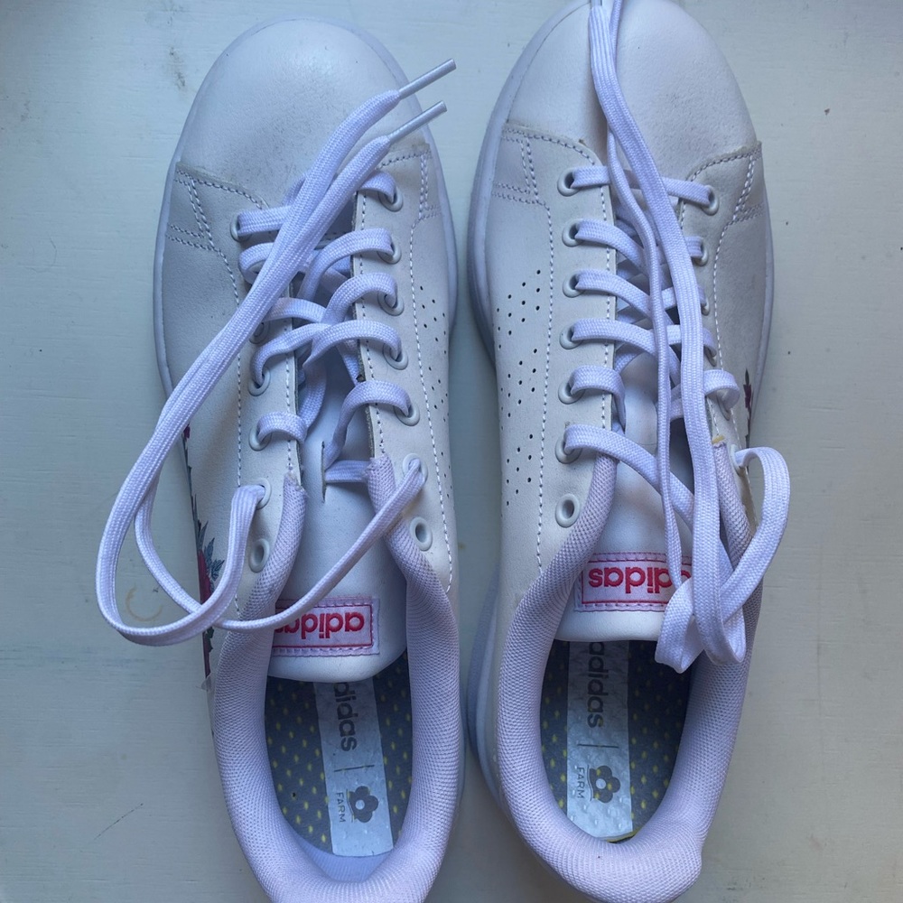 BRAND NEW WHITE ADIDAS WITH PINK FLOWER DESIGN, size 10